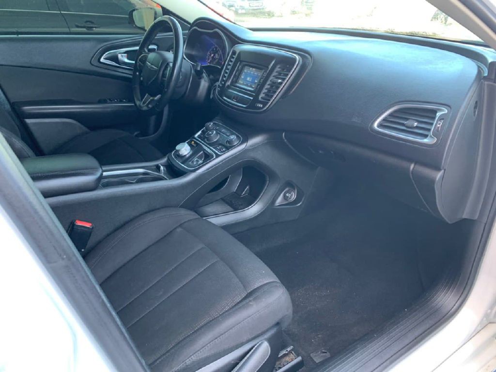 2015 Chrysler 200 Image 23