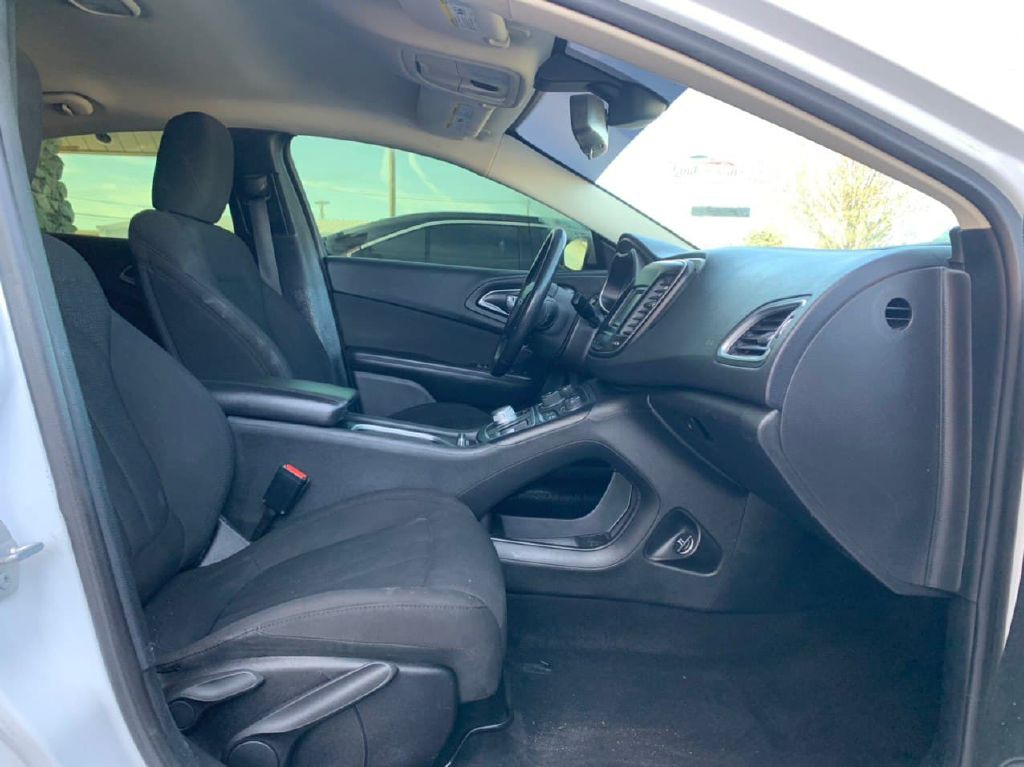 2015 Chrysler 200 Image 24