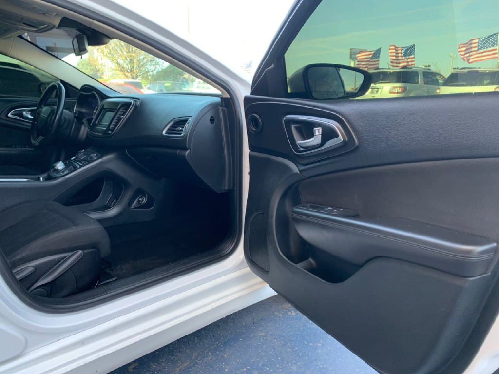 2015 Chrysler 200 Image 26