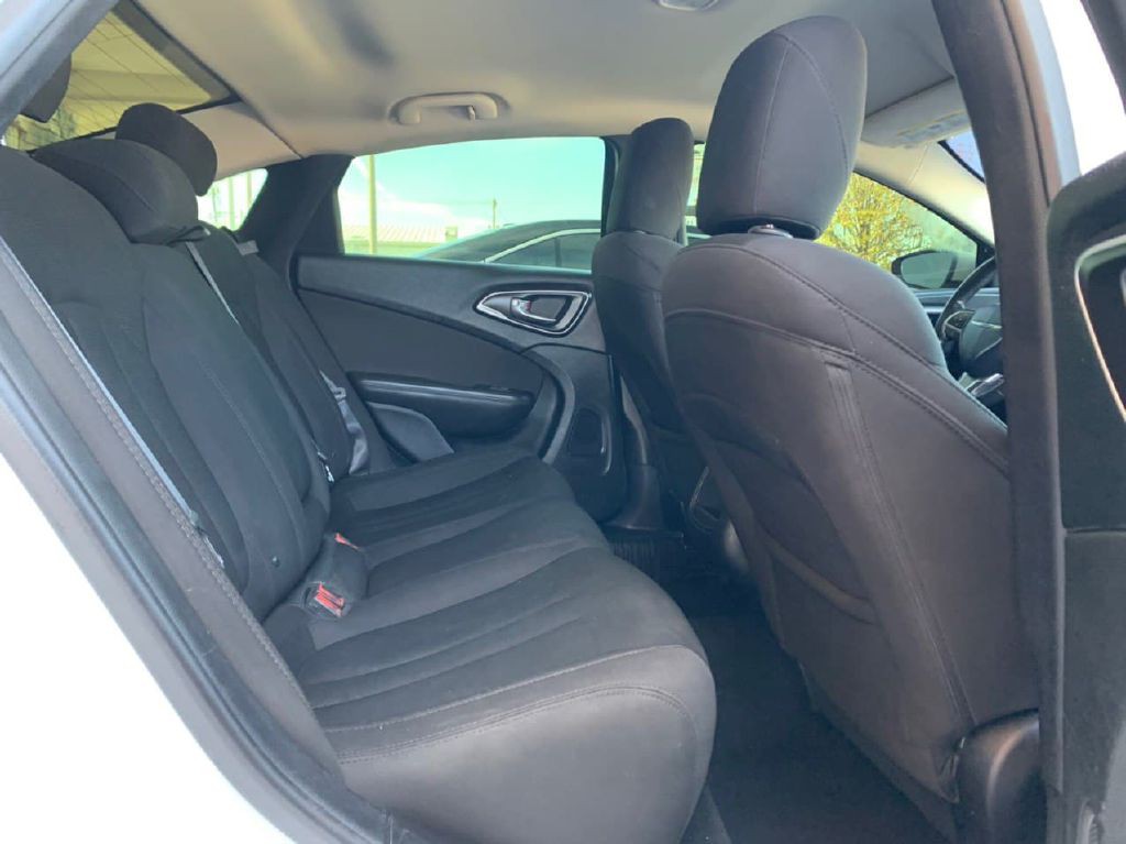 2015 Chrysler 200 Image 27