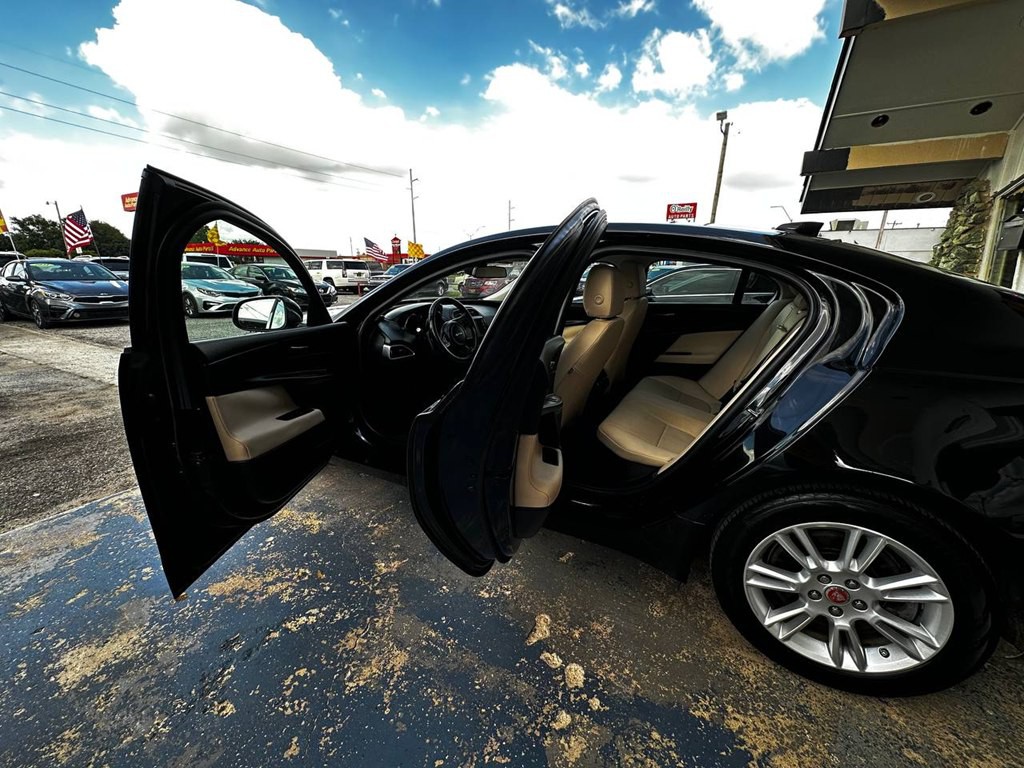 2018 Jaguar XE Image 10