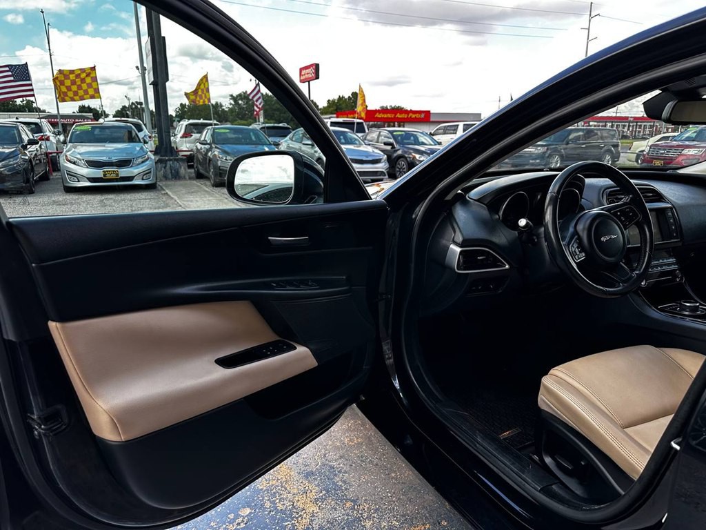 2018 Jaguar XE Image 11