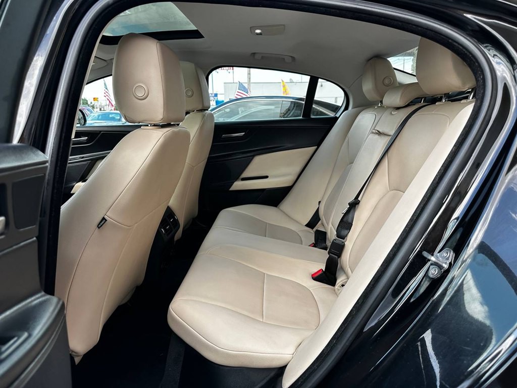 2018 Jaguar XE Image 15