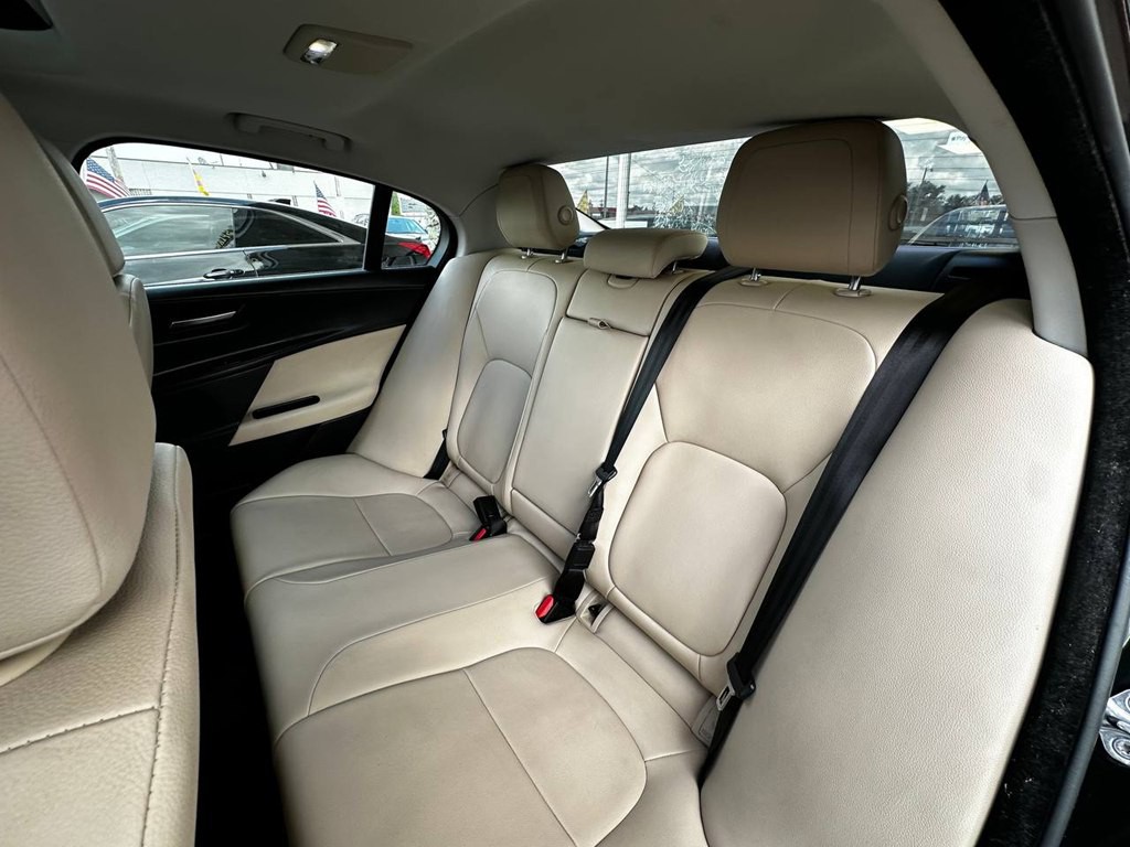 2018 Jaguar XE Image 16