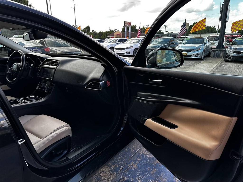 2018 Jaguar XE Image 18