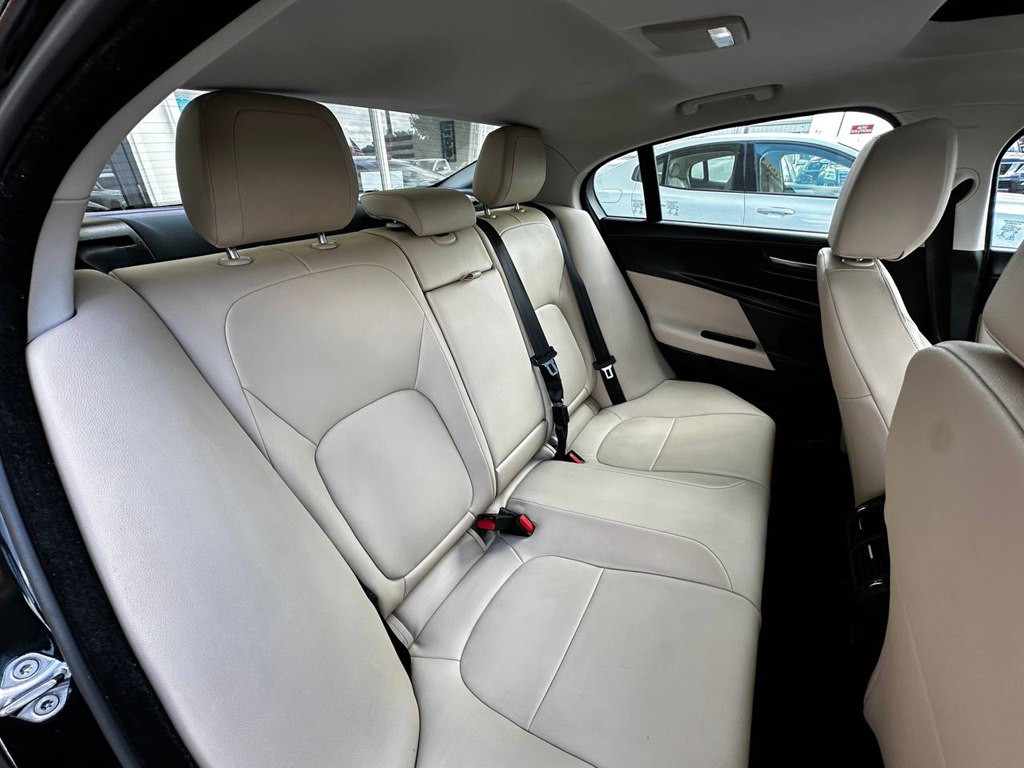 2018 Jaguar XE Image 23