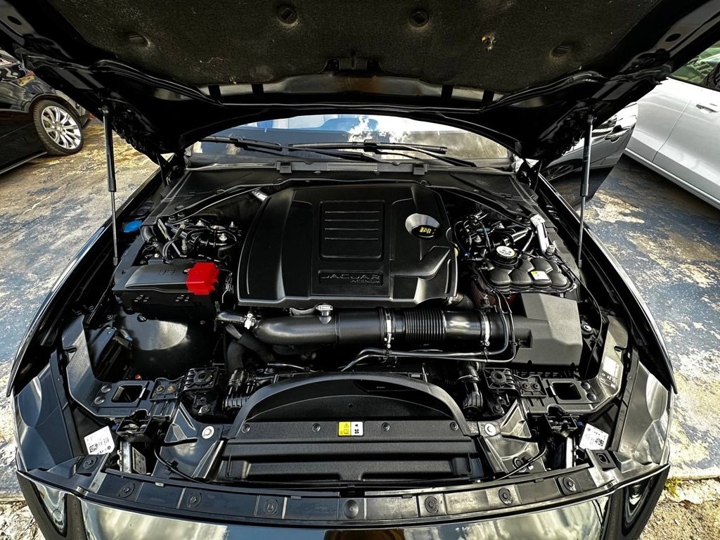 2018 Jaguar XE Image 29