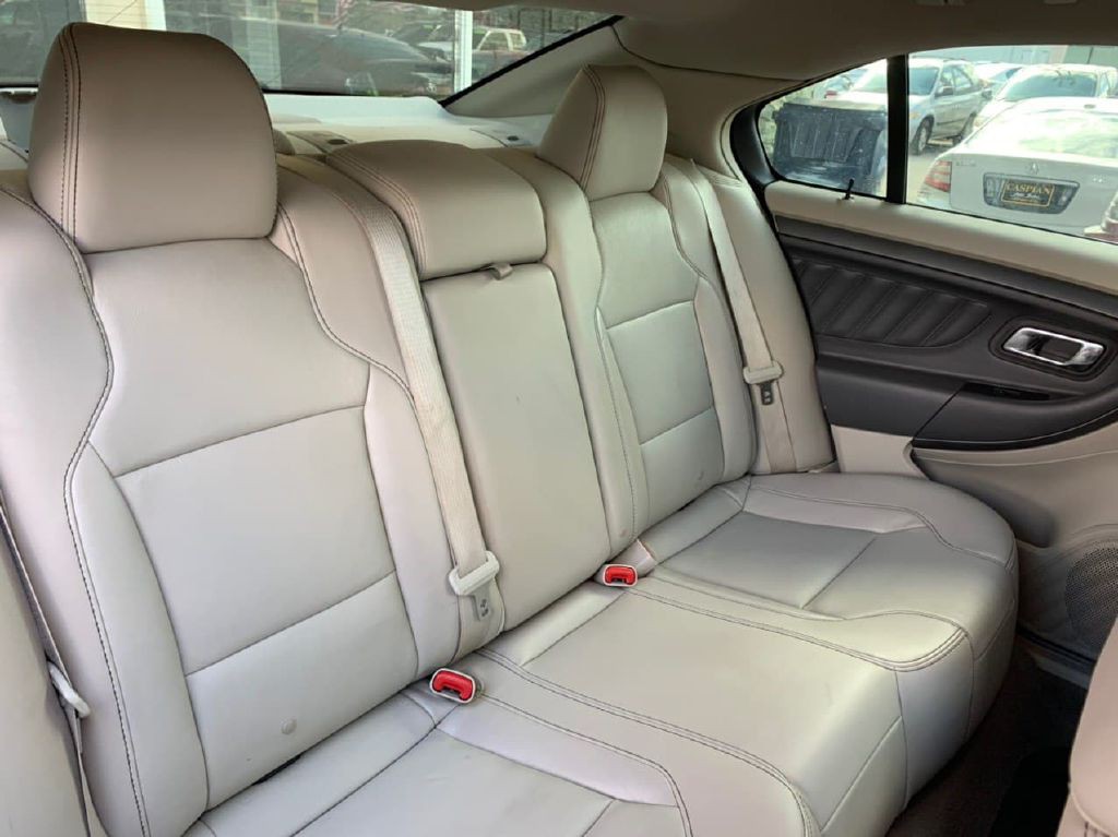 2011 Ford Taurus Image 16