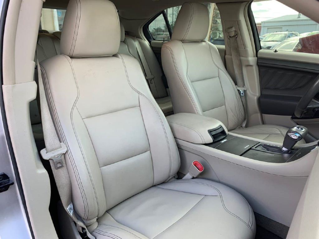 2011 Ford Taurus Image 17