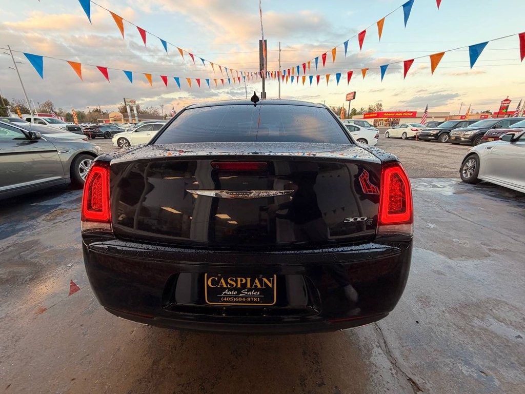 2018 Chrysler 300 Image 8