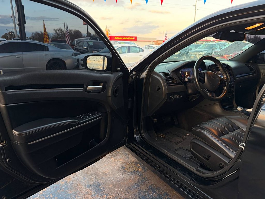 2018 Chrysler 300 Image 11