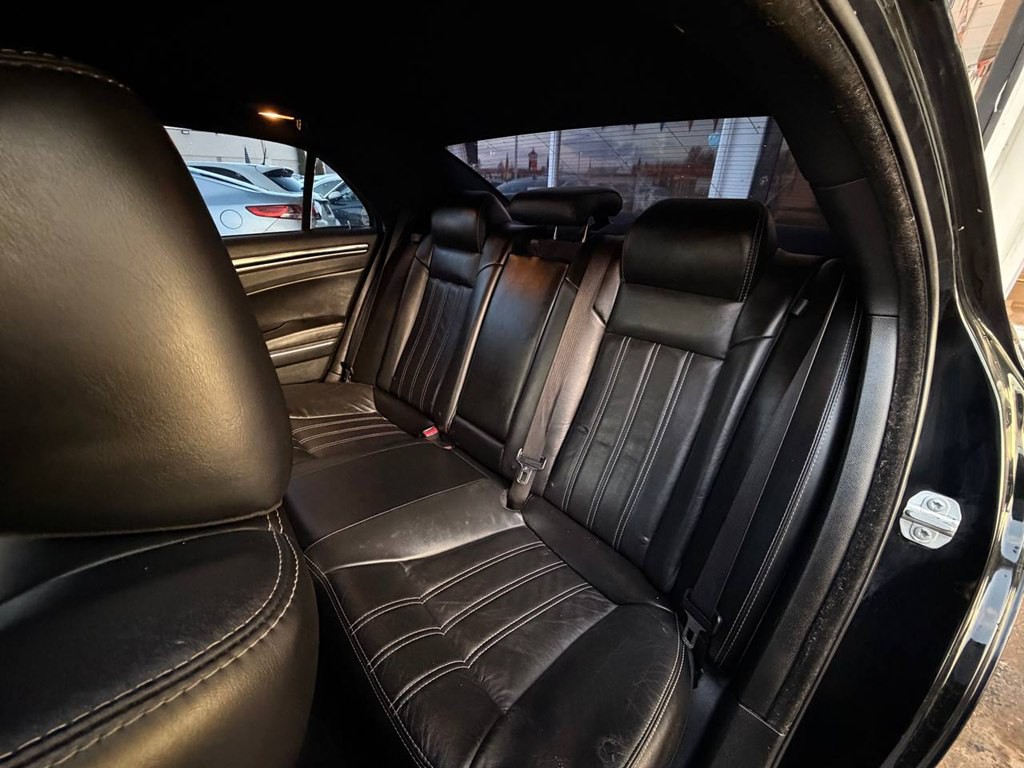 2018 Chrysler 300 Image 16