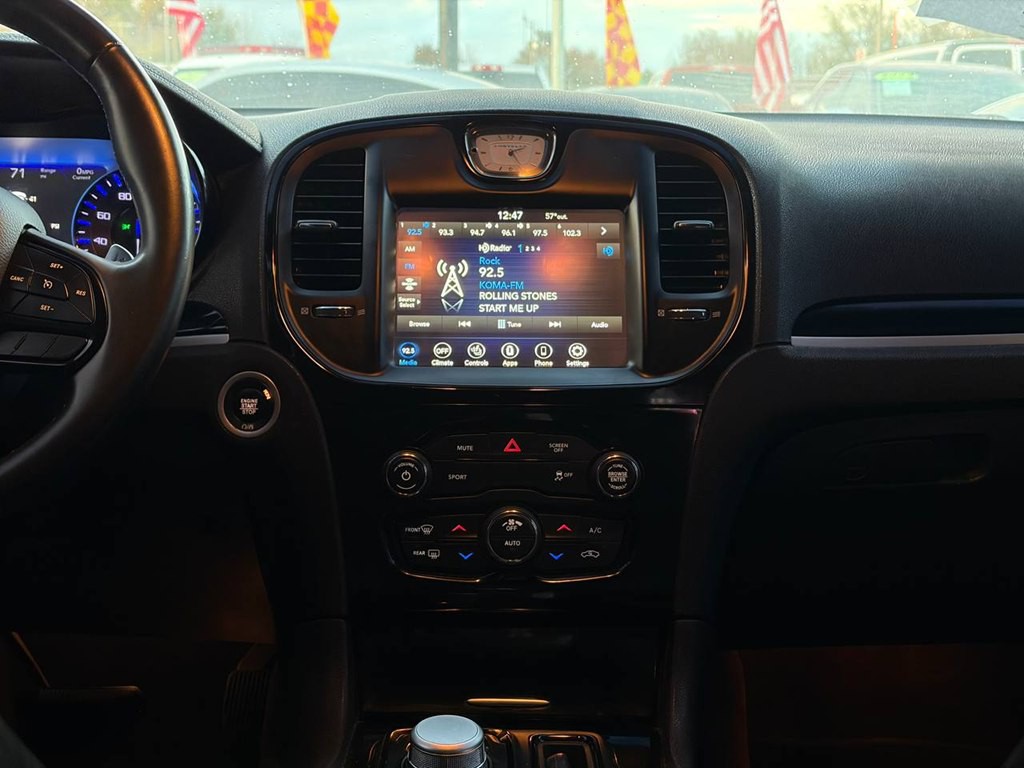 2018 Chrysler 300 Image 25