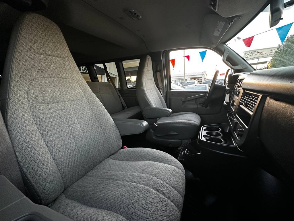 2022 Chevrolet Express Image 15