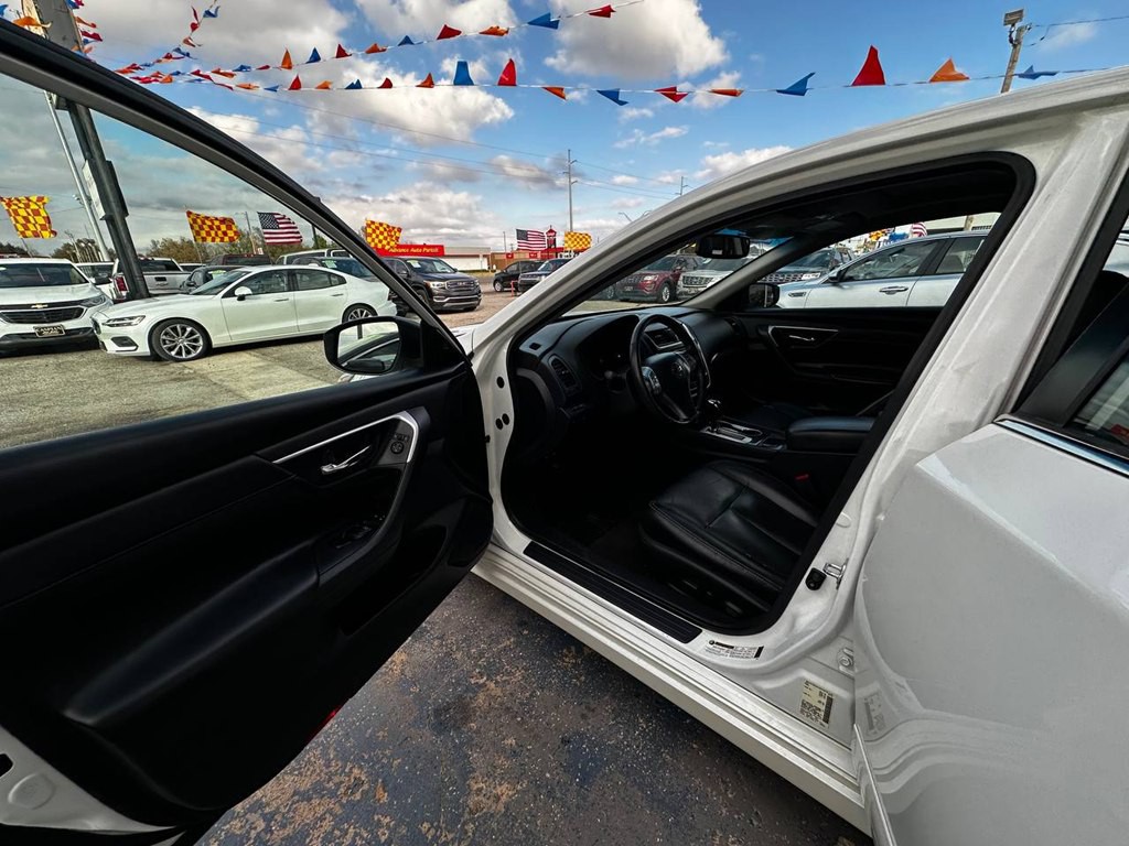 2016 Nissan Altima Image 32