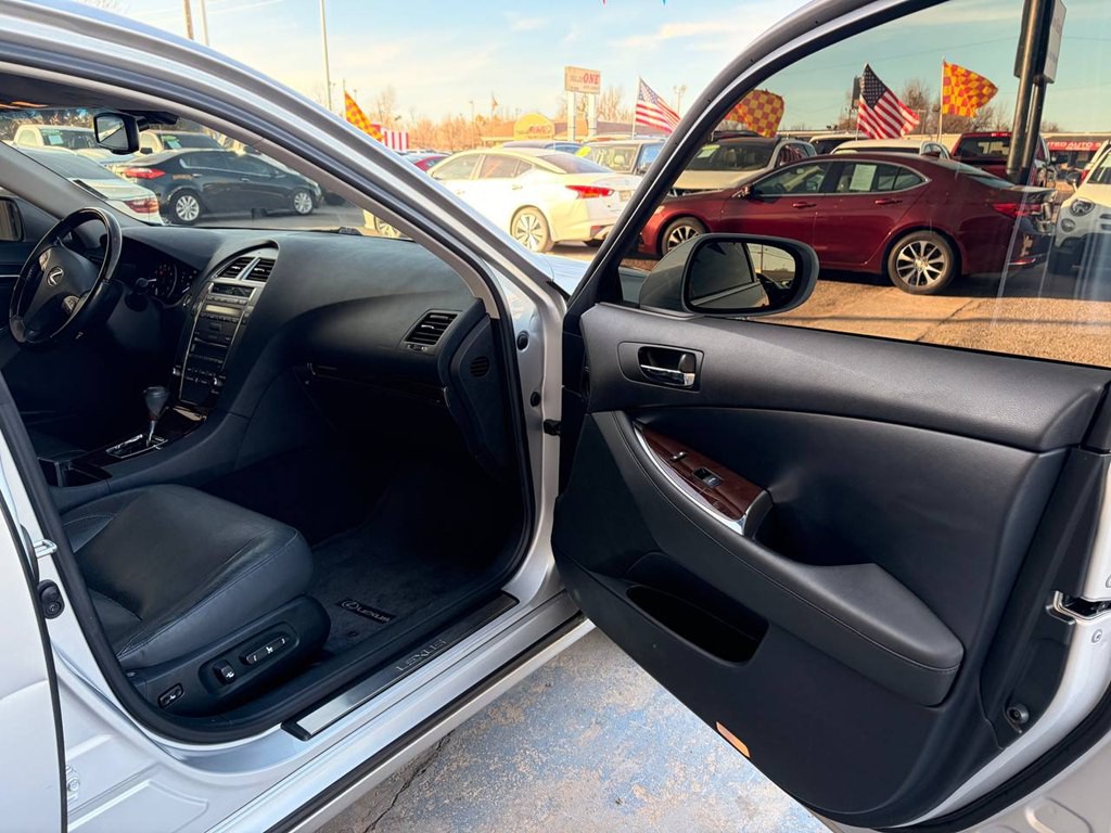 2012 Lexus ES Image 17