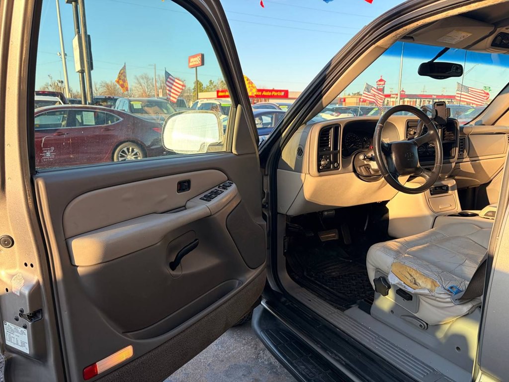 2002 Chevrolet Suburban Image 11