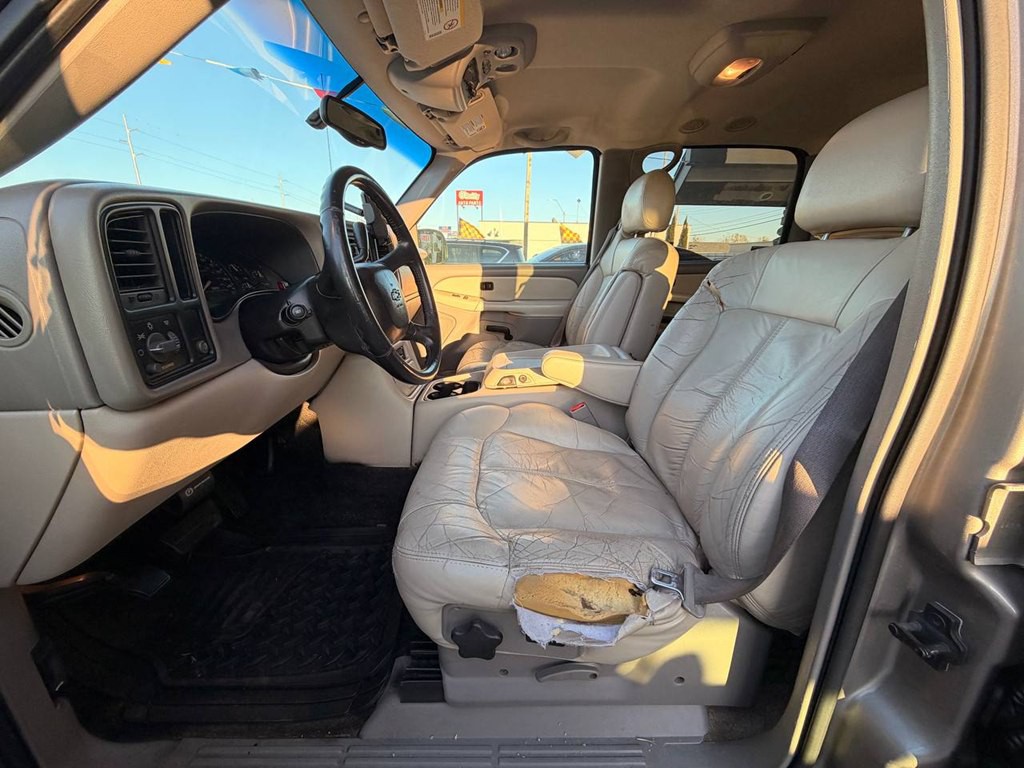 2002 Chevrolet Suburban Image 12