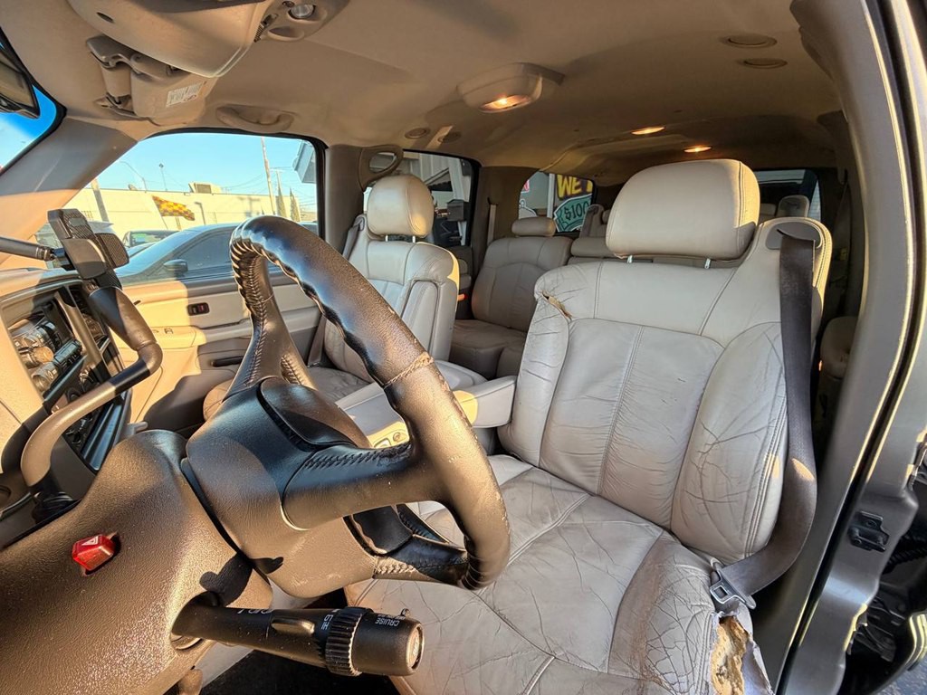 2002 Chevrolet Suburban Image 13
