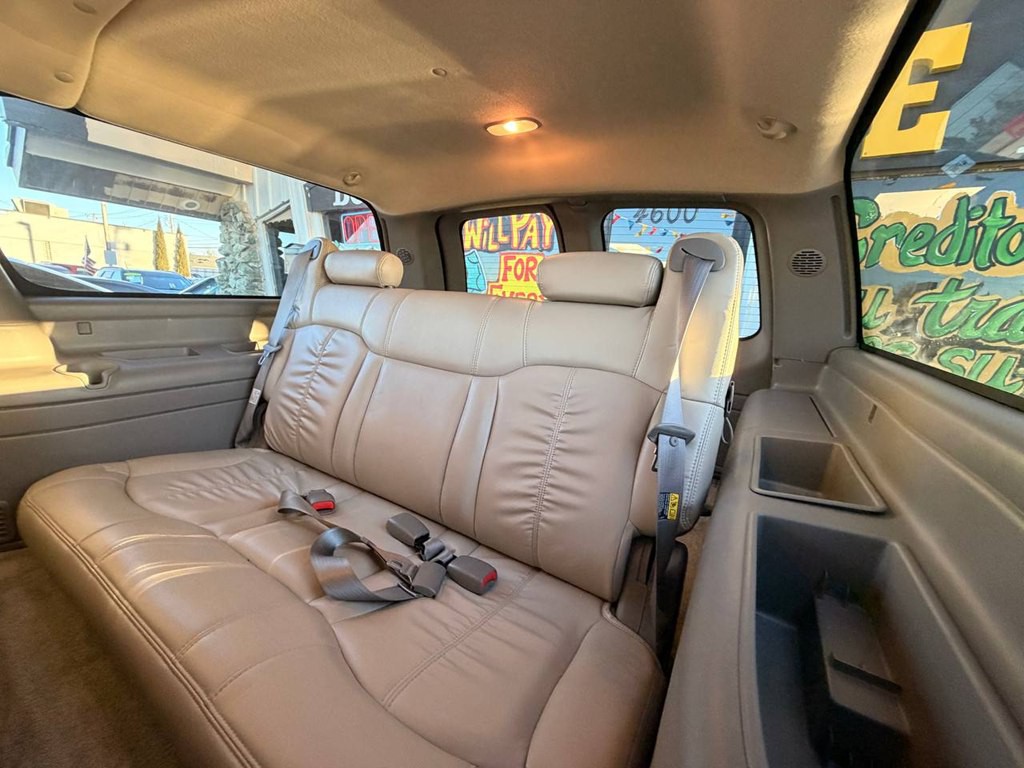 2002 Chevrolet Suburban Image 16