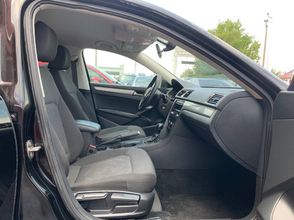 2015 Volkswagen Passat Image 9