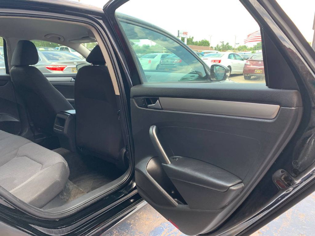 2015 Volkswagen Passat Image 11