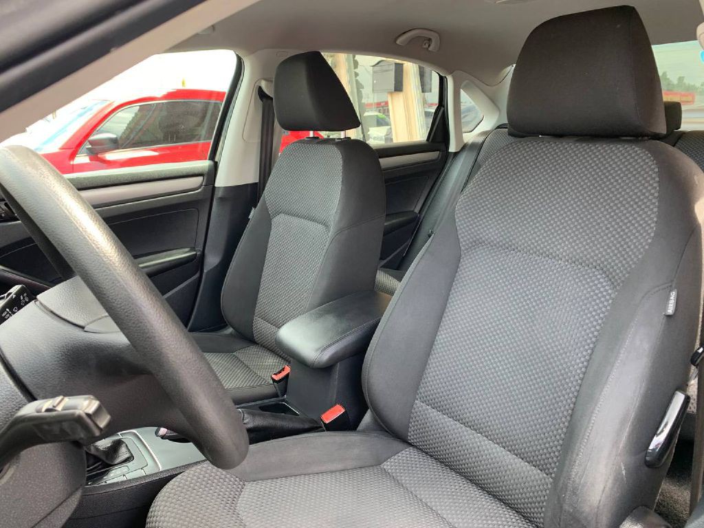 2015 Volkswagen Passat Image 18