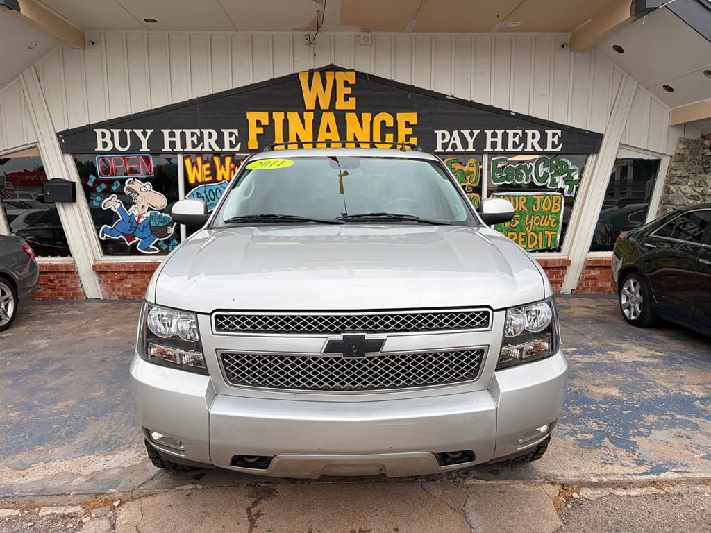 2011 Chevrolet Avalanche Image 2