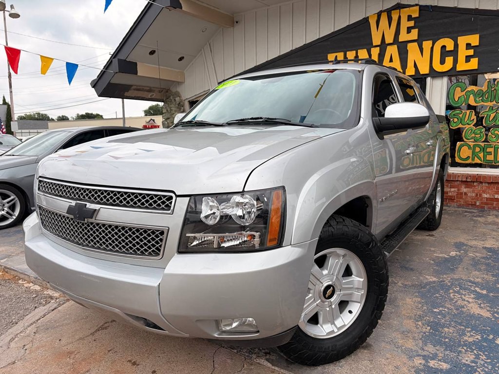 2011 Chevrolet Avalanche Image 3