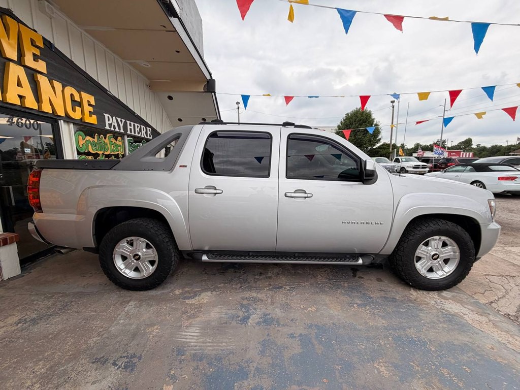 2011 Chevrolet Avalanche Image 4