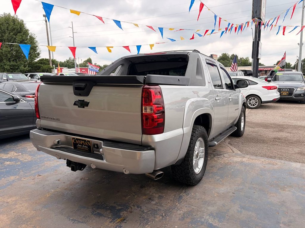 2011 Chevrolet Avalanche Image 6