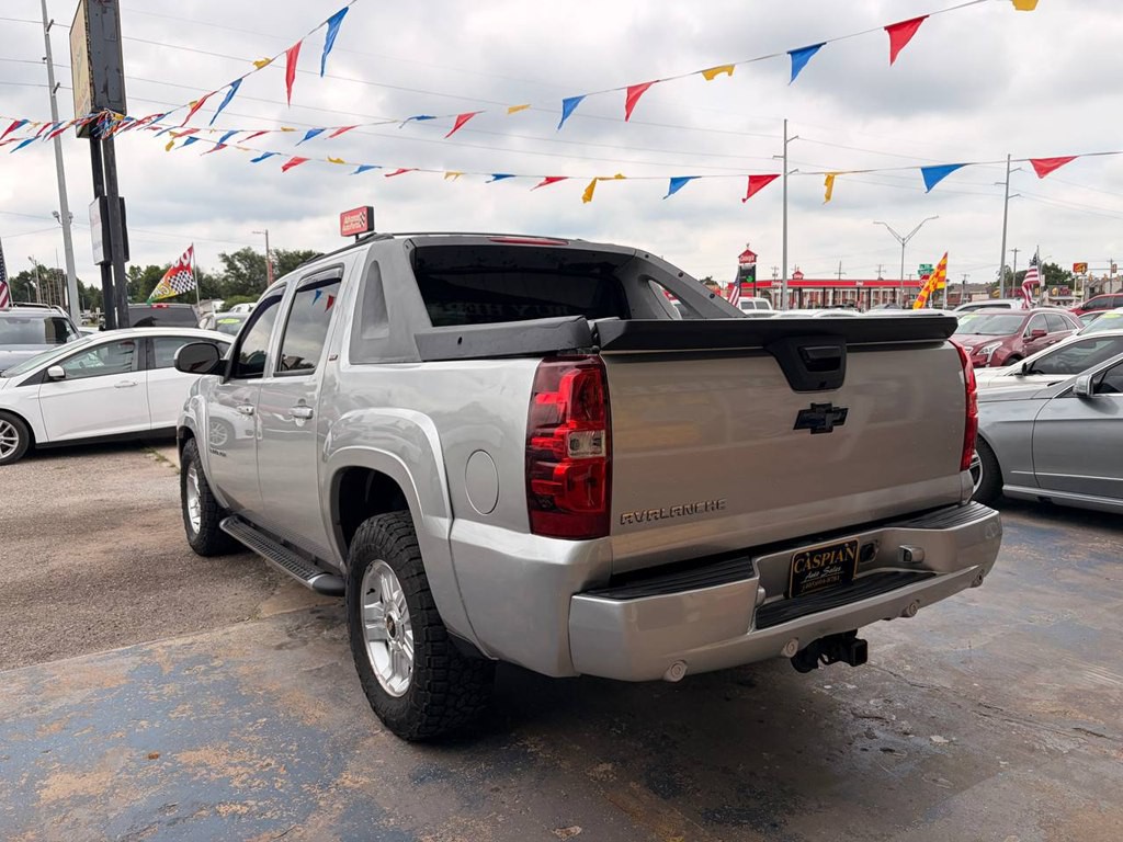 2011 Chevrolet Avalanche Image 8