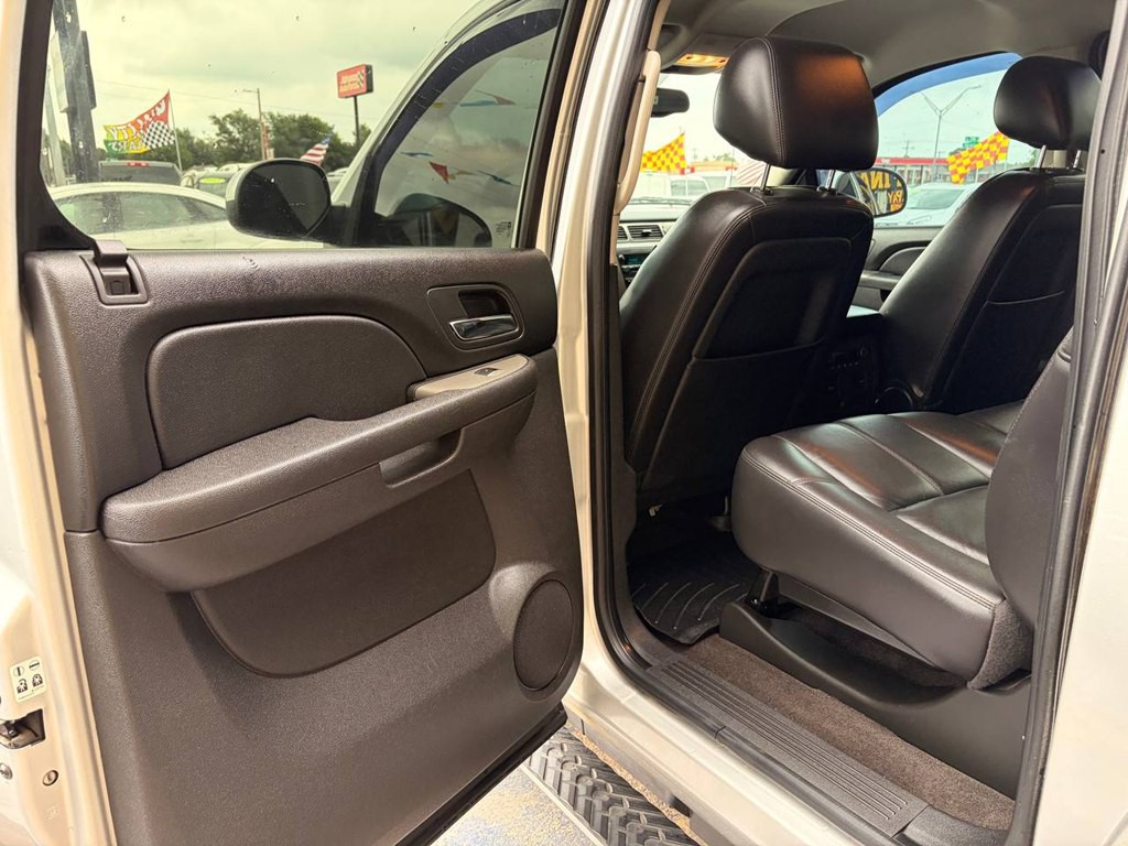 2011 Chevrolet Avalanche Image 12