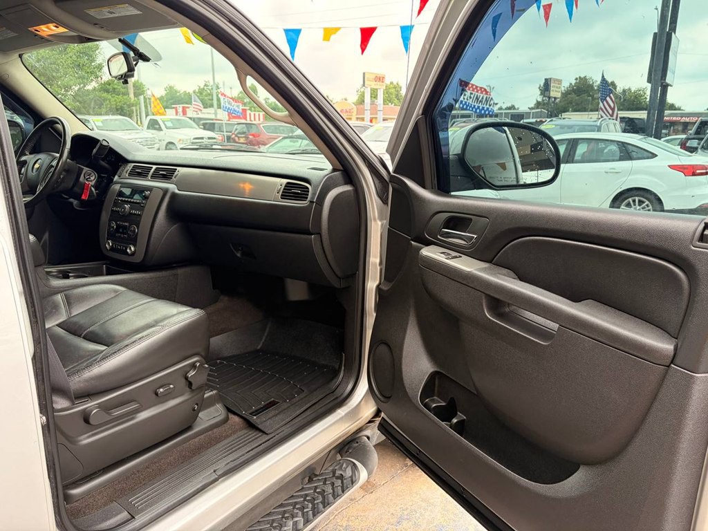 2011 Chevrolet Avalanche Image 14