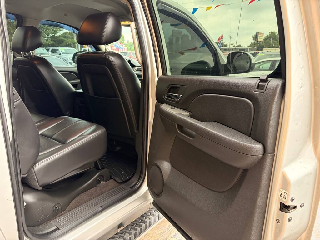 2011 Chevrolet Avalanche Image 17