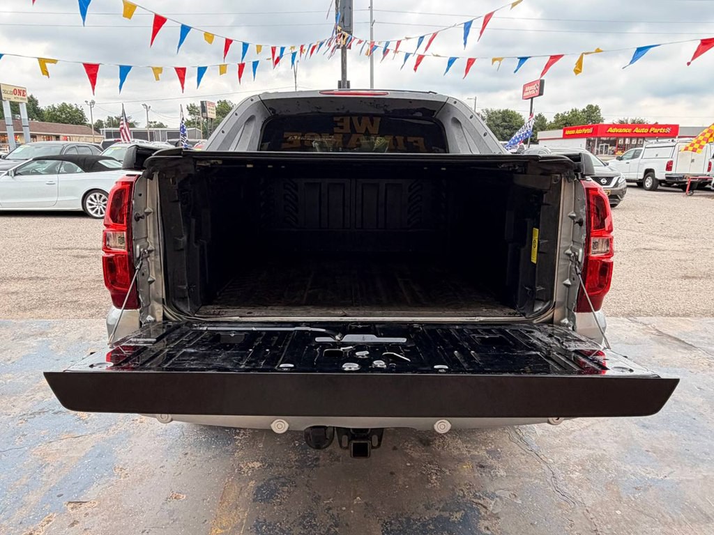 2011 Chevrolet Avalanche Image 23