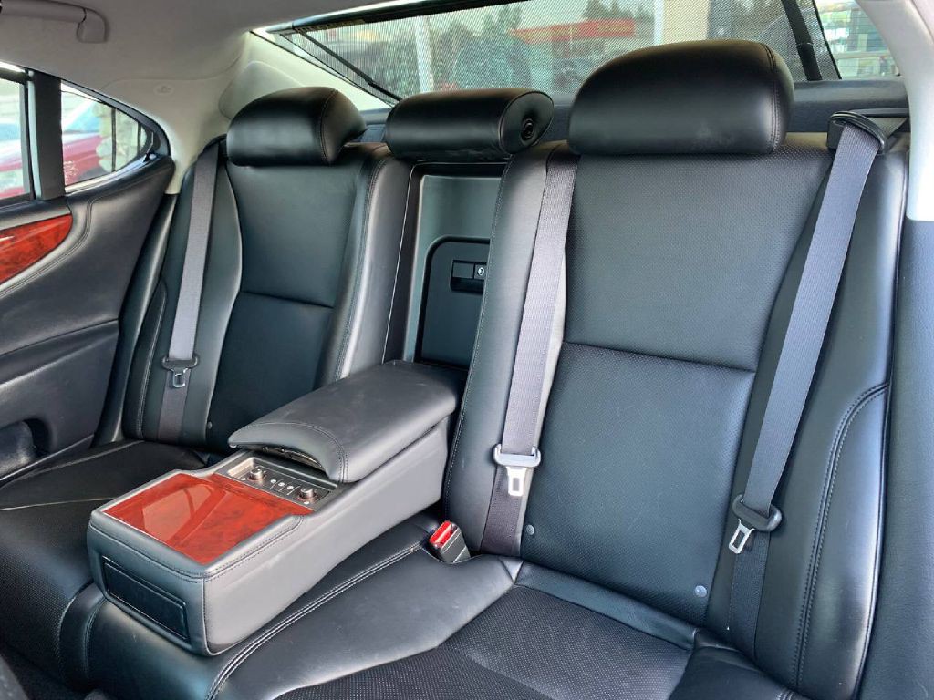 2010 Lexus LS Image 17