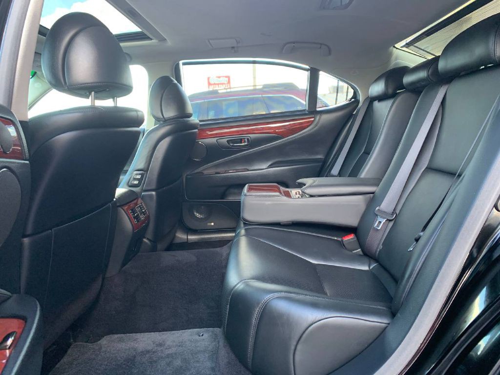 2010 Lexus LS Image 18