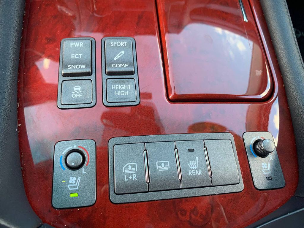 2010 Lexus LS Image 34