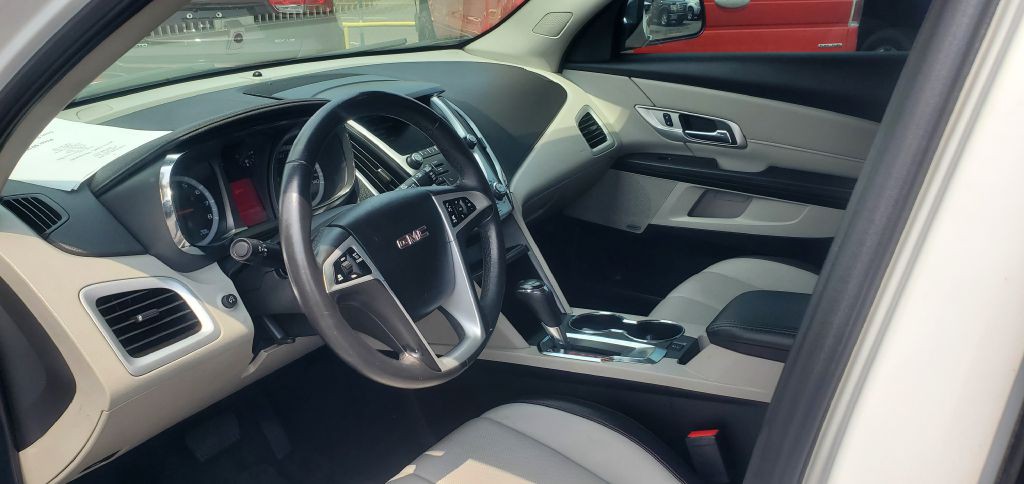 2017 GMC Terrain Image 2