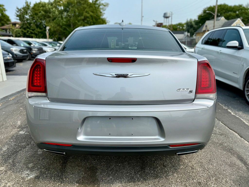2016 Chrysler 300 Image 12