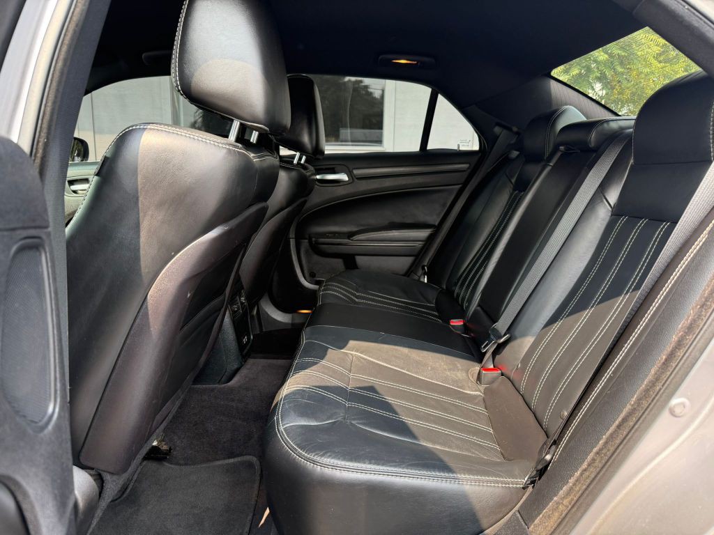 2016 Chrysler 300 Image 16