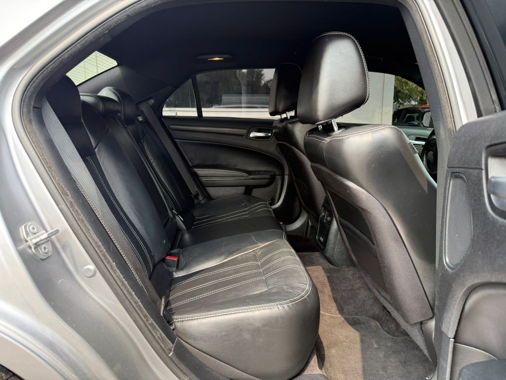 2016 Chrysler 300 Image 17