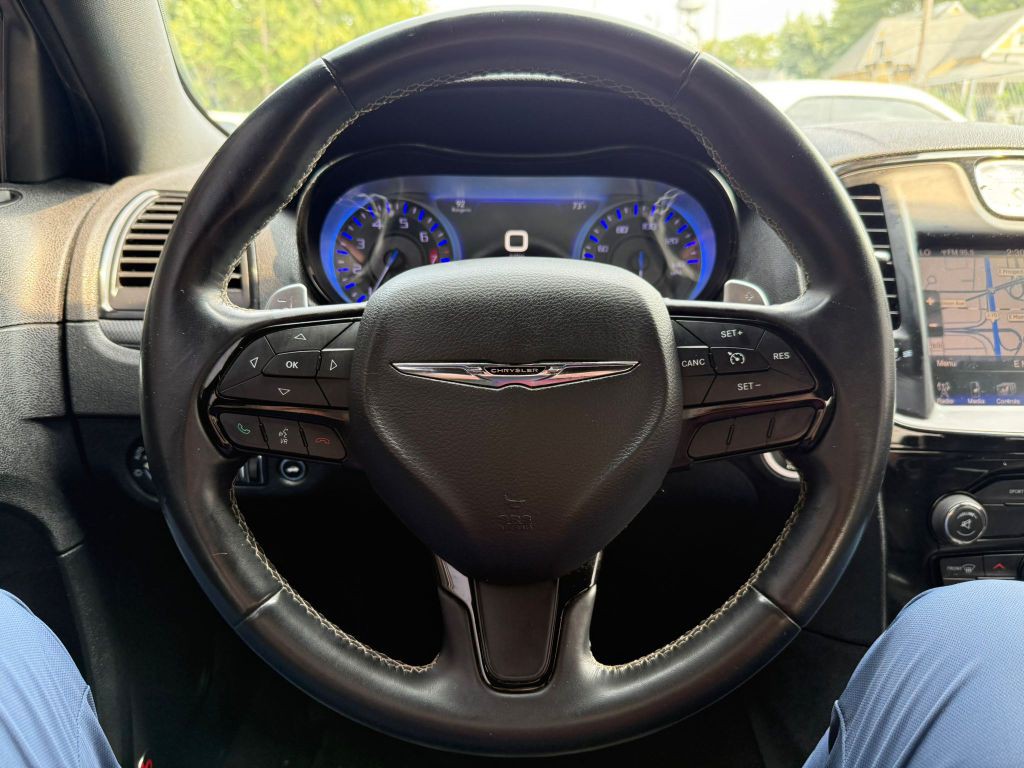 2016 Chrysler 300 Image 19
