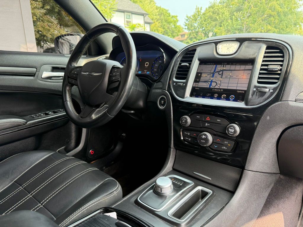 2016 Chrysler 300 Image 21