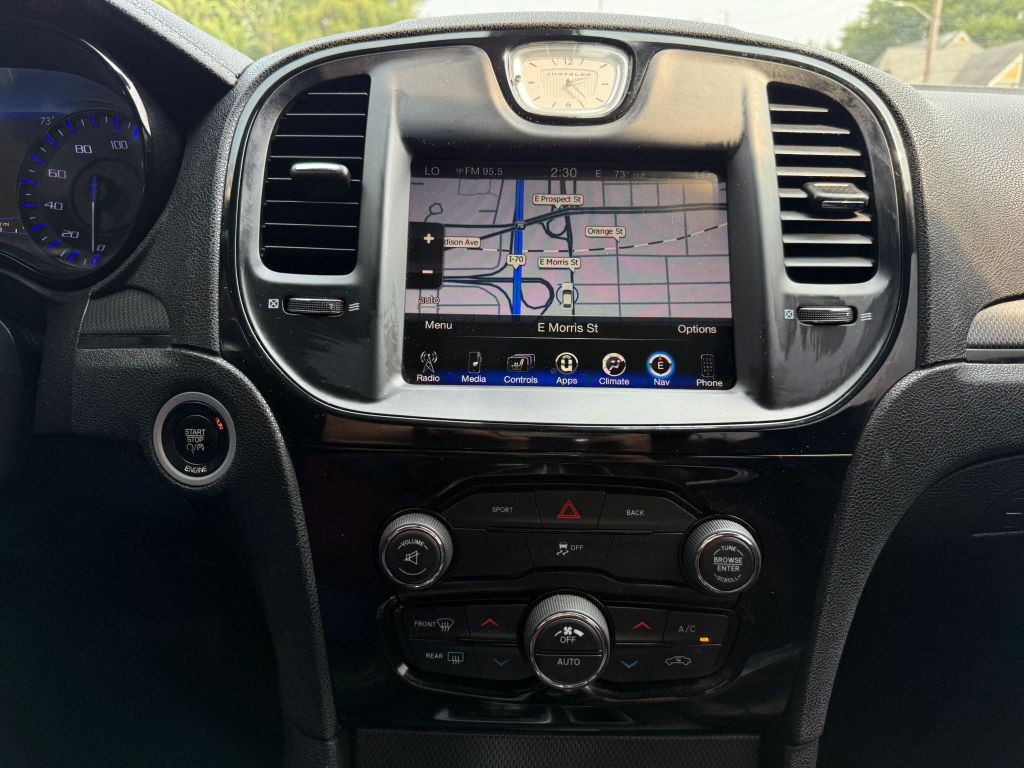 2016 Chrysler 300 Image 22