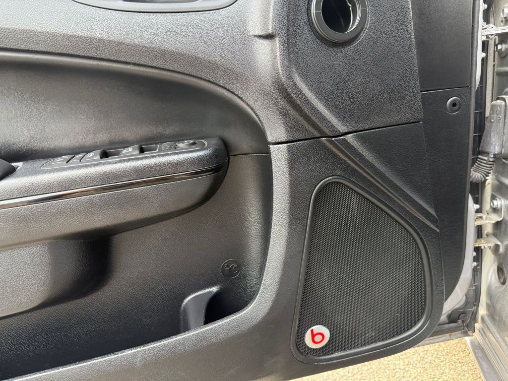 2016 Chrysler 300 Image 32