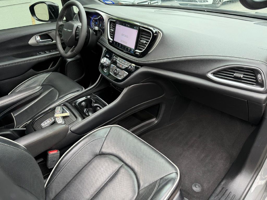 2023 Chrysler Pacifica Image 18