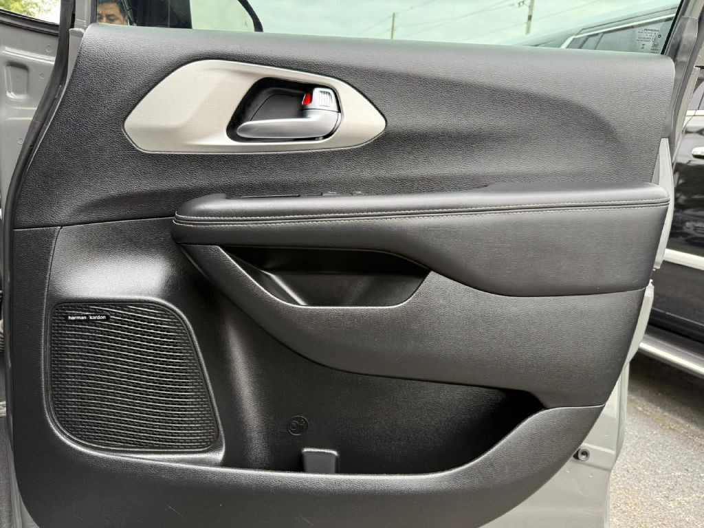 2023 Chrysler Pacifica Image 37