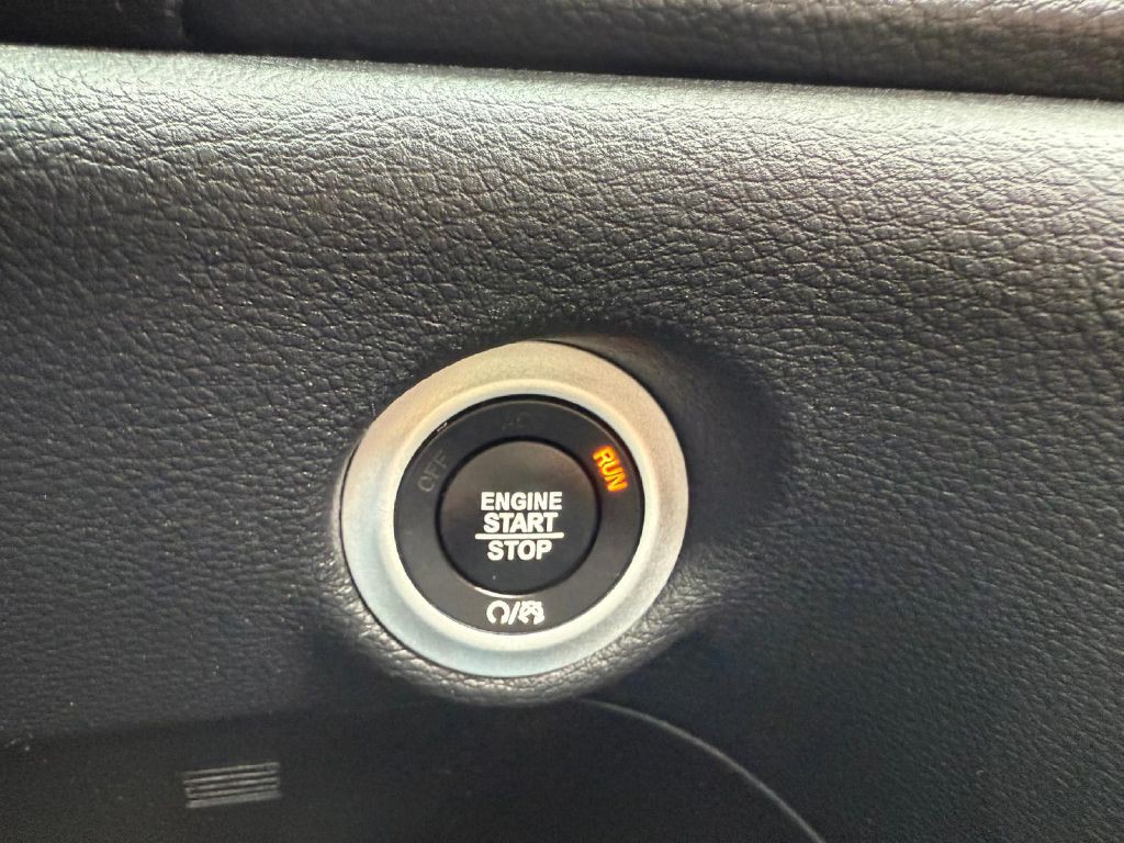 2023 Chrysler Pacifica Image 38